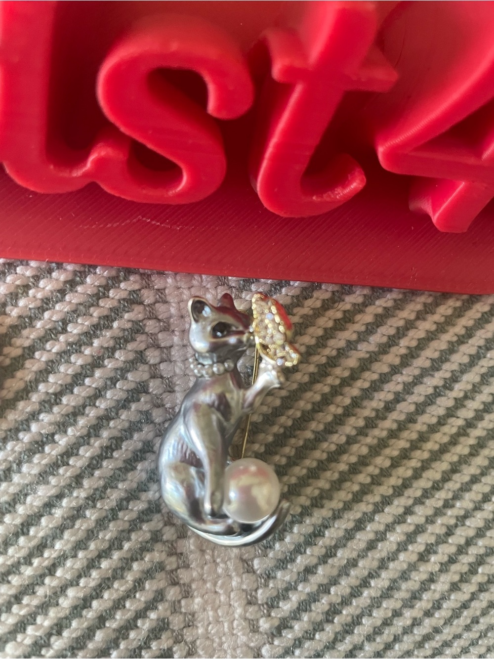 💥NWOT-Elegant Silver Cat Brooch with Pearl and Crystal Accent - Picture 5 of 9